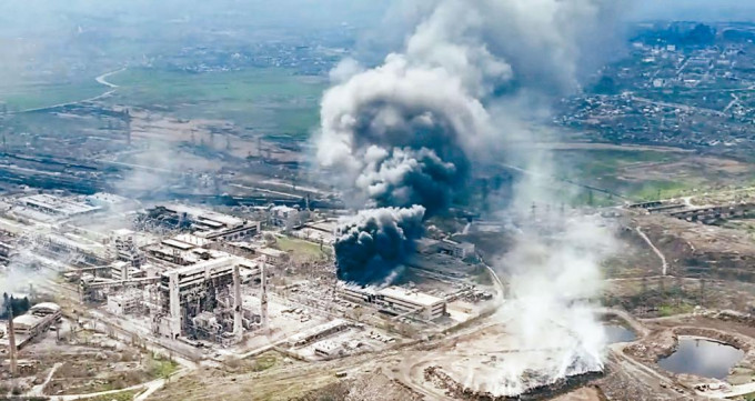 在遭俄军包围的马里乌波尔市，乌军藏身的亚速钢铁厂冒出浓烟。