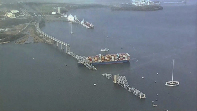 貨櫃船撞斷巴爾的摩跨海大橋高空俯瞰全景。 美聯社