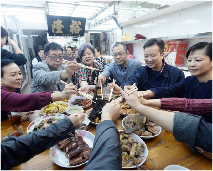 上環裕隆海味店於60年代經營，每逢年初二，皆會齊集員工食開年飯，傳統至今已堅持達52年。