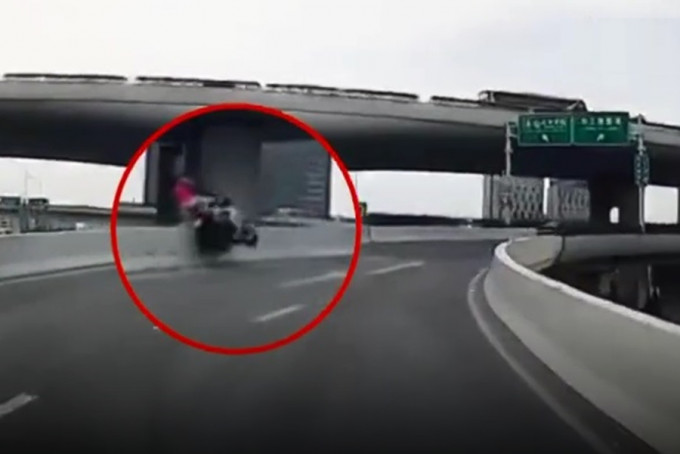 上海一名男子駕電單車違規上高架橋，轉彎時疑似電單車失控，當場飛墜下橋慘死。 影片截圖
