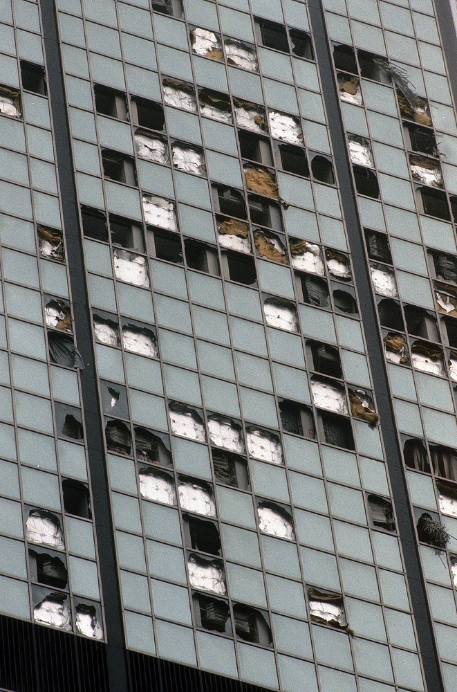 1999年约克吹袭导致入境大楼玻璃损毁。资料图片