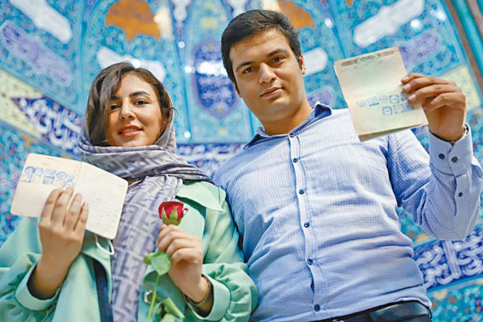 ■一对男女选民在德黑兰投票。
