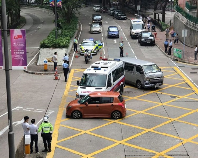 警車車尾被撞凹，事件中無人傷。網圖：Alex Mui‎