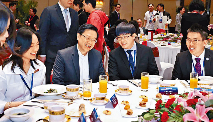 李家超出席座談會，與在北京的大學讀書的港生交流。