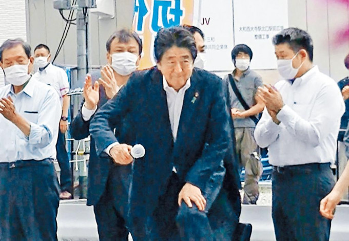 安倍晋三上周五在奈良市演说时，疑凶站在其身后。
