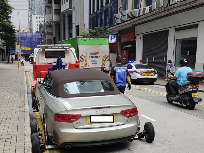 警方拖走多車。警方圖片