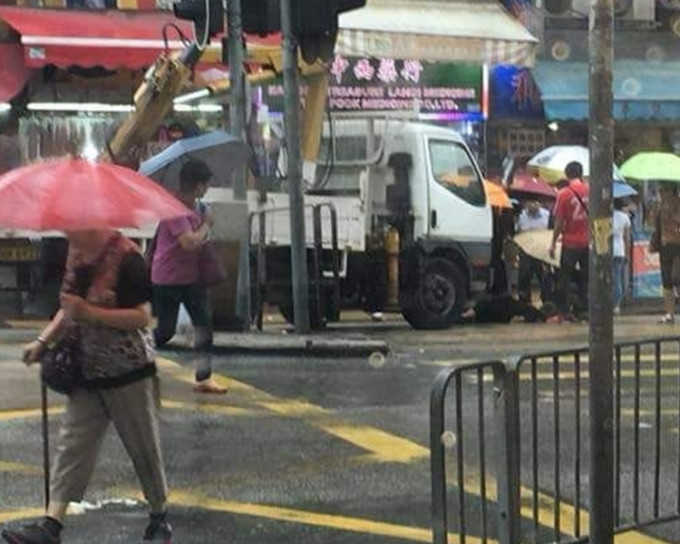 多名途人为伤者撑伞挡雨等候救援。网民Ling Leung‎图片