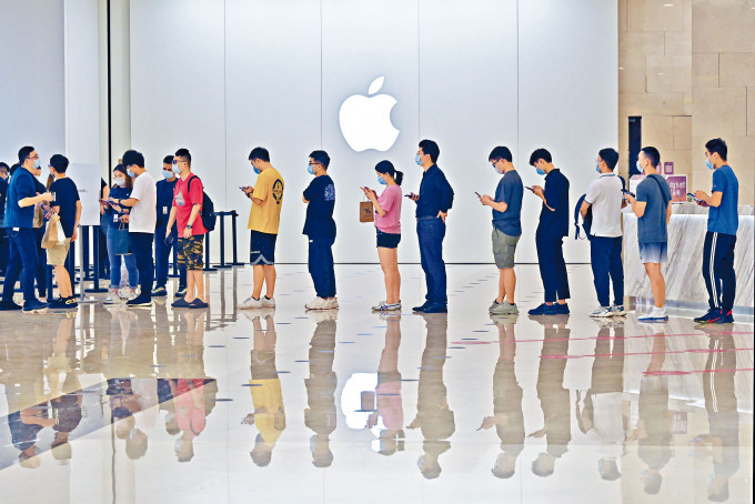 iPhone 13售價具競爭力，在內地開售時吸引大批「果粉」認購。