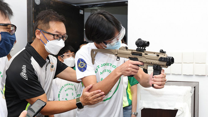 香港海关射击会带领同学体验射击模拟训练。海关fb图片
