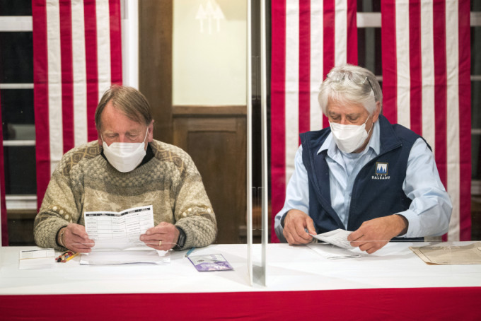 美国新罕布什尔州两小镇率先公报选票。AP图片