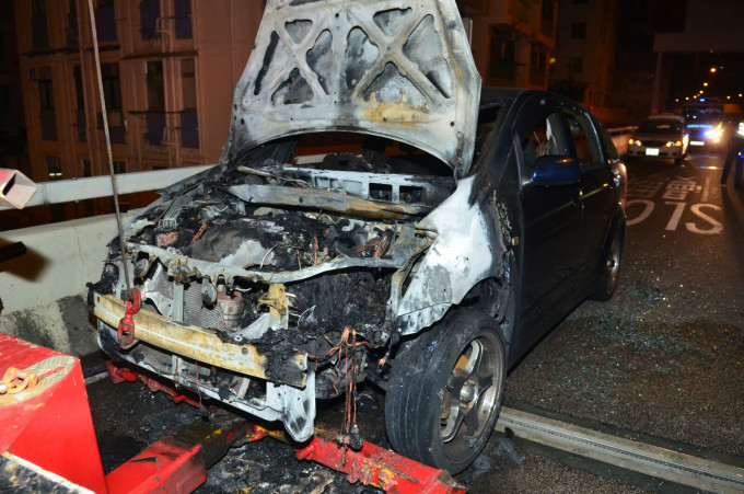 私家车车头严重焚毁。