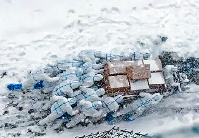 這張照片被稱為「中國人的力量」昨日在內地互聯網廣傳。照片由一名網友拍攝於大連海洋大學校園。因疫情該校學生近日被要求在宿舍隔離，由老師和學生組成的自願者冒風雪向各宿舍運送抗疫物資。