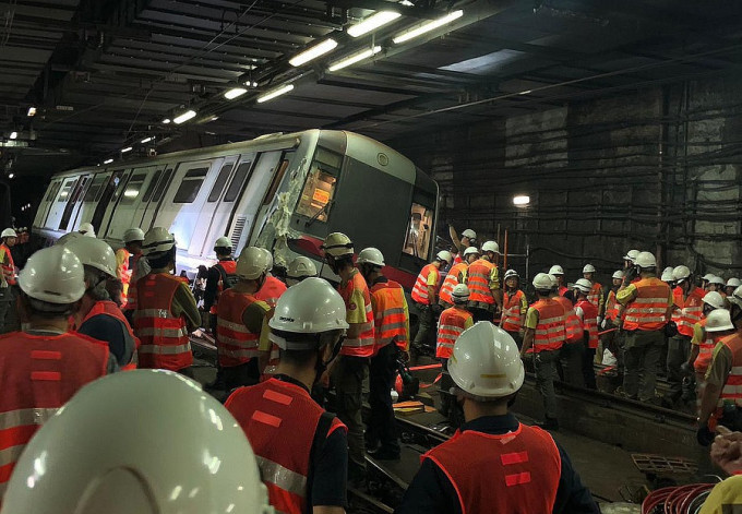 港鐵中環站兩列車相撞後，大批工程人員通宵搶修。資料圖片