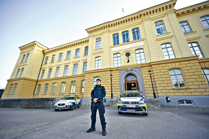 警察周二在瑞典马尔默市的Malmo Latin高中外驻守。