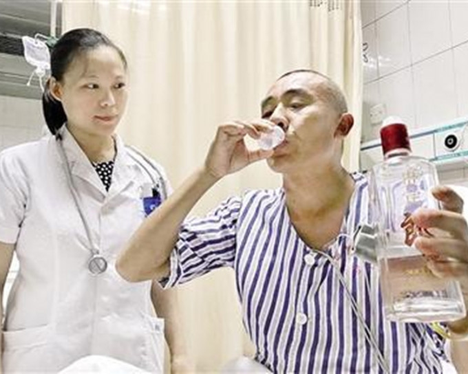 传先生在医生的指导下，每小时喝下35毫升的白酒。
