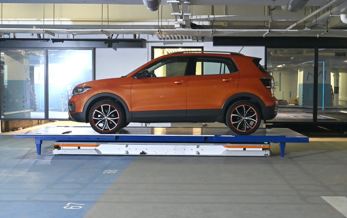 「智動泊」的自動導向車（AGV）將車輛連卡板一併運送到空置泊位。