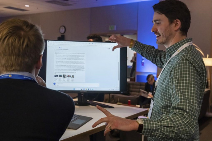 微软雇员展示Bing搜寻引擎融入ChatGPT技术的效果。 美联社