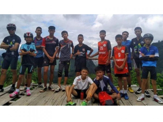 泰国足球队受困洞穴逾2周，全员终于在昨天获救，但需住院观察。（网图）