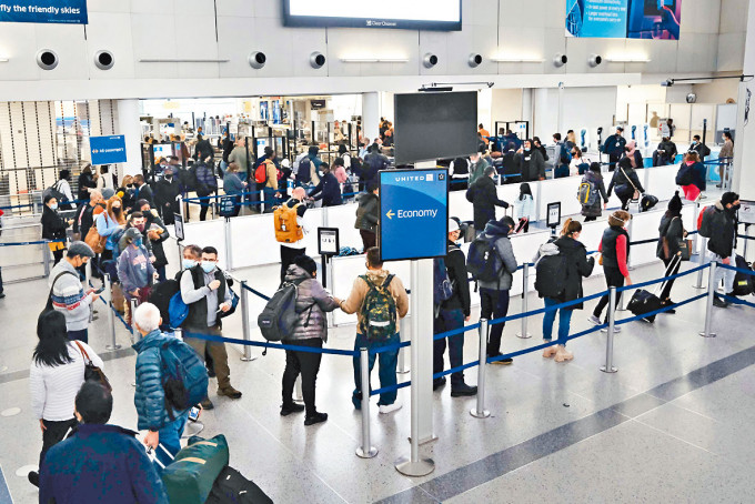 旅客周二在美国新泽西州纽瓦克国际机场大排长龙。
