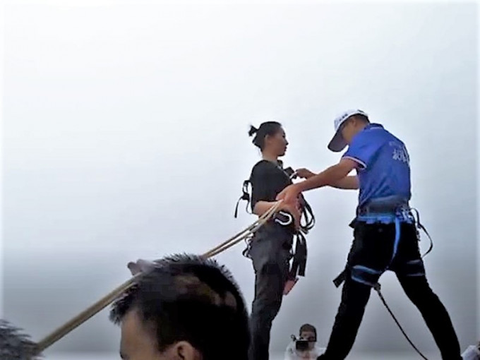 重庆一名女子为了让同事可以吃上热腾腾的一餐，每天从300米高的悬崖跳下来送餐。 影片截图