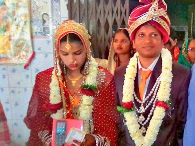 庫馬爾（右）因禿頭被拒婚，二天後迎娶另一名陌生女子。（網圖）