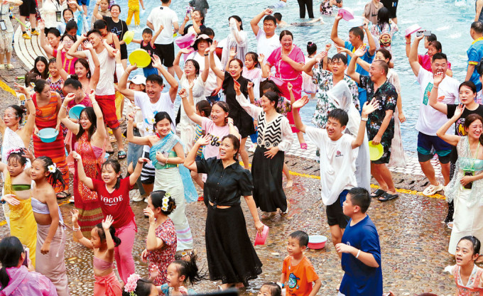 遊客在雲南西雙版納感受傣族舞蹈。