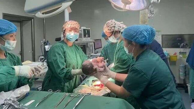 四川泸定孕妇馀震中受伤送院，平安诞下地震后首个婴儿。