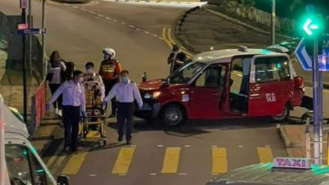 两辆的士在金钟道相撞，三名乘客送院治理。网上图片