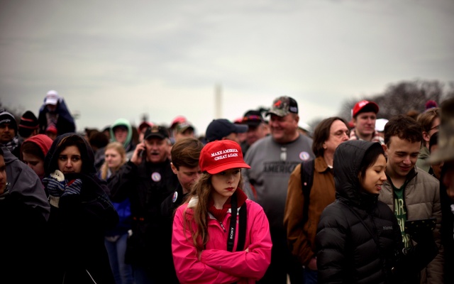 有粉丝戴上外国制帽子支持特朗普。