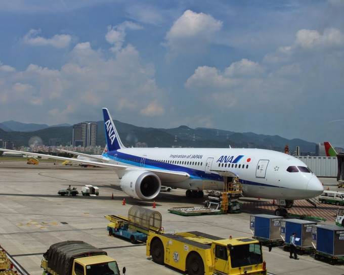 日本全日空一班飛往東京的客機上，有一名美國男乘客在飛行中疑因醉酒尿急，在一名日本男乘客身上撒尿。網圖