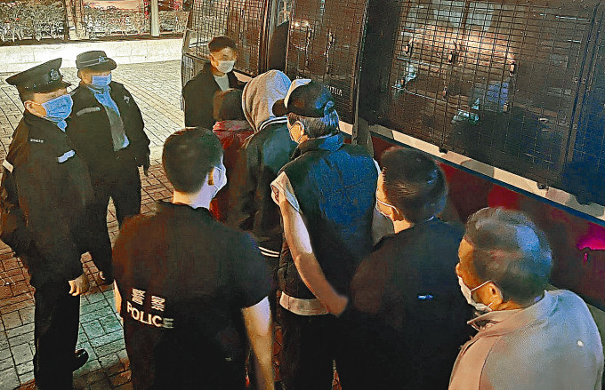 ■警方在梨木树邨捣破街头赌档，拘捕一批赌客。
