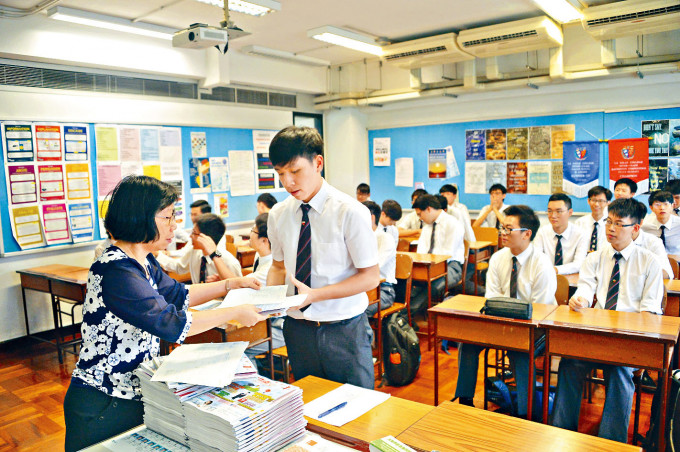 鉴于疫情严峻，政府要求学校在网上派发成绩，毋须学生回校，以减低传播风险。图为学校去年向学生派发文凭试成绩。