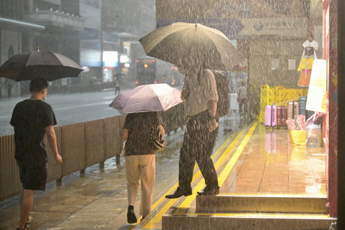 今早市区的雨势非常大，市民外出都难免湿身。