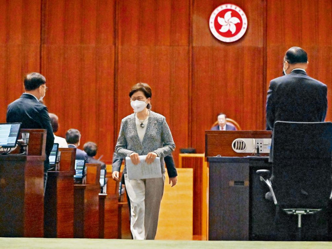 林郑月娥出席任内最后一次立法会答问会，形容自己过去五年经历惊涛骇浪。