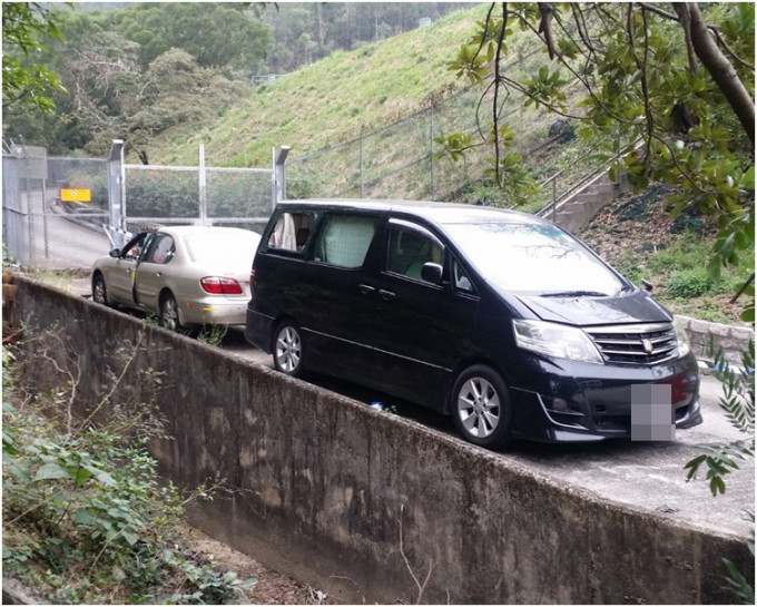 兩輛被砸爛車窗和車門的私家車。