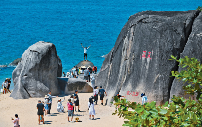 國家移民管理局昨日宣布，即日起實施港澳地區外國旅遊團入境海南144小時免簽政策。