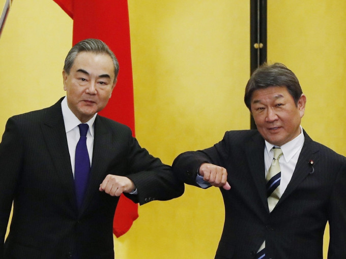 国务委员兼外交部长王毅（左）及日本外相茂木敏充（右）。AP资料图片