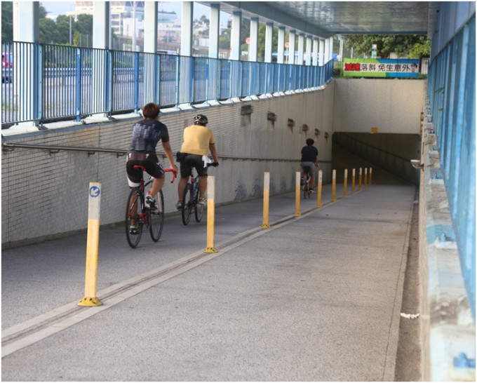 常见的单车违例事项包括在行人路上骑单车、没有遵从交通灯号。
