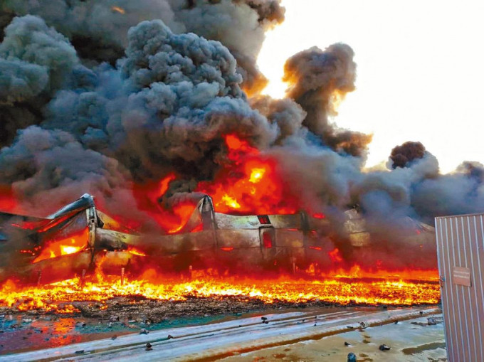 乌东北部苏梅市一个家庭用品仓库，遭炮弹击中陷入火海。 