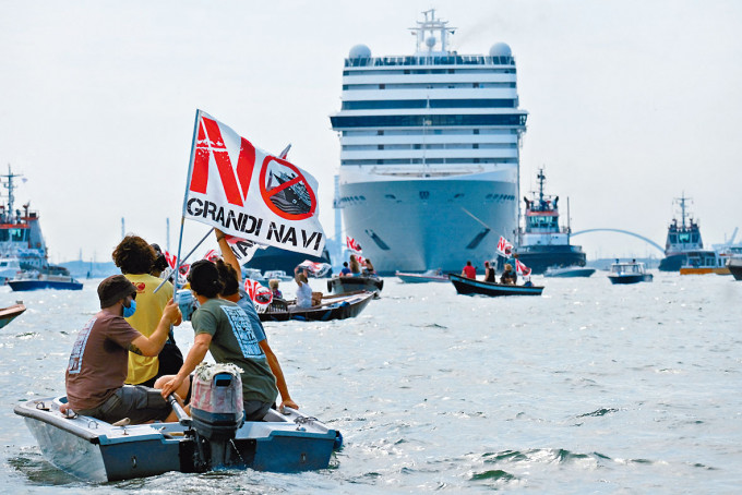 威尼斯居民上月坐小艇抗议大邮轮驶近市中心。
