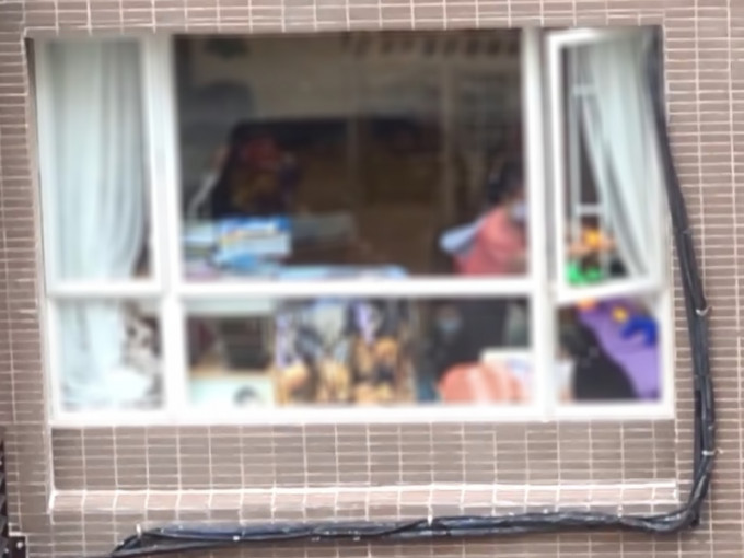 外佣取回窗外玩具。香港突发事故报料区FB