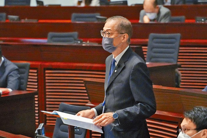 医务衞生局局长卢宠茂，首度在立法会接受议员口头质询。