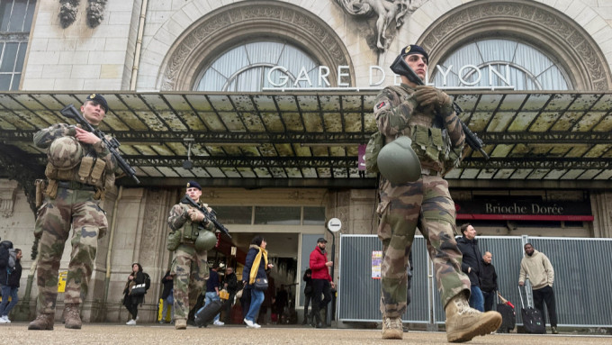  巴黎里昂车站（Gare de Lyon）发生持刀攻击事件后，士兵到场巡逻。 路透社