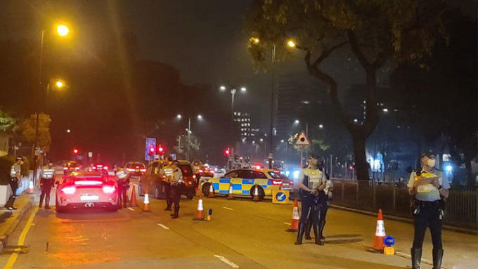 西九龍總區交通部人員於10月周末期間在區內多處設置路障，拘捕13名男子。警方提供