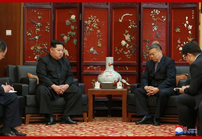 北韩领导人金正恩（左）23日上午会见中国驻北韩大使（右），表示沉痛哀伤。（网图）