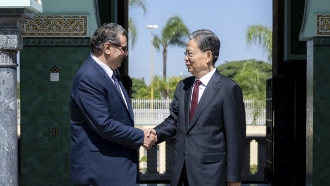 趙樂際在摩洛哥首都拉巴特會見摩洛哥首相阿赫努什。 新華社