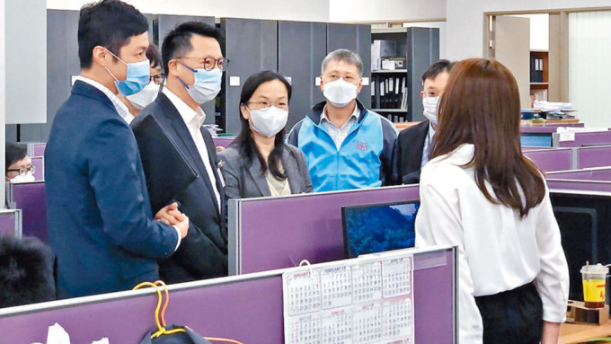 西区警区警民关系组警民关系主任陈素羽总督察(左三)了解实习生工作情况。