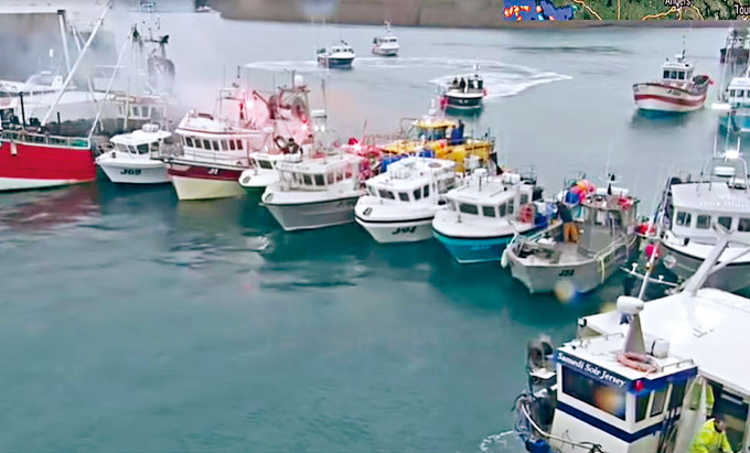 一支法國拖網漁船隊周四駛進澤西島的聖赫利爾港，排成一，一度封鎖港口。