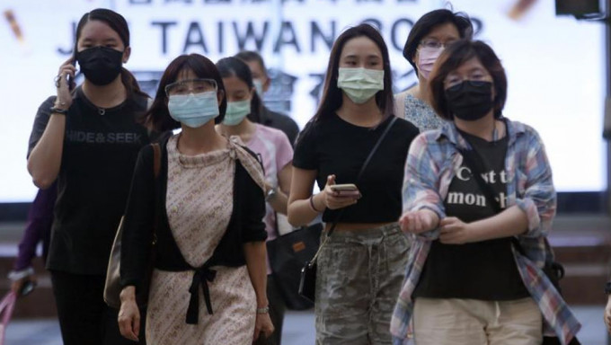 台灣本土病例增44379宗，再多103人死。AP圖