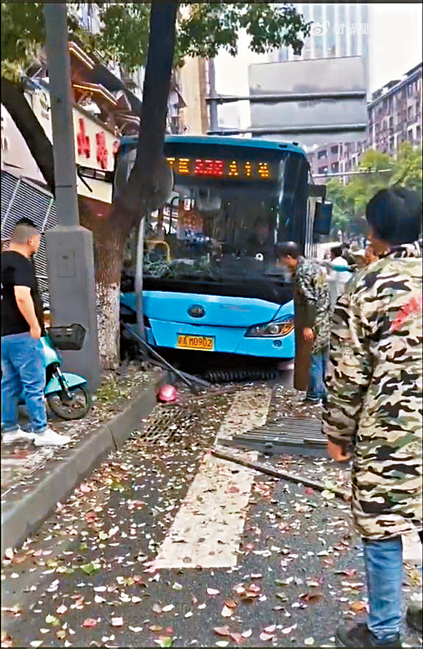 南昌一輛巴士失控衝向路邊人群撞傷多人。